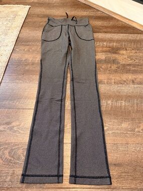 Lululemon Athletica Womens Size 4 Straight Leg Yoga Pants Gray Black Textured